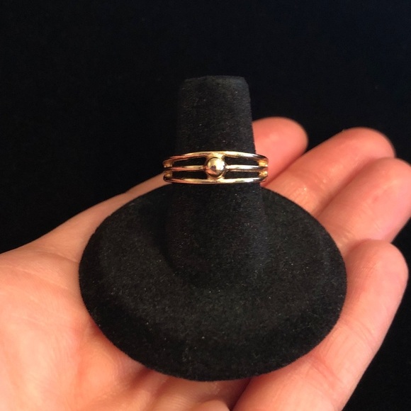 Elegant Gold-Tone Women's Ring - Picture 1 of 8